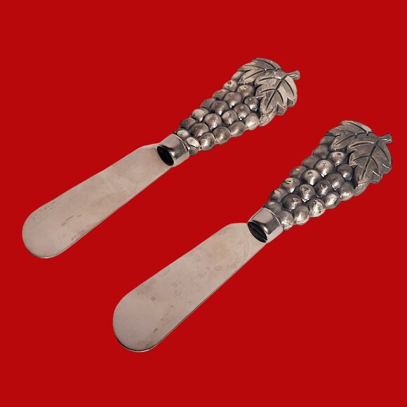 Vintage Pewter Grapes Handle Cheese Spreaders Set of 2 - Picture 4 of 8